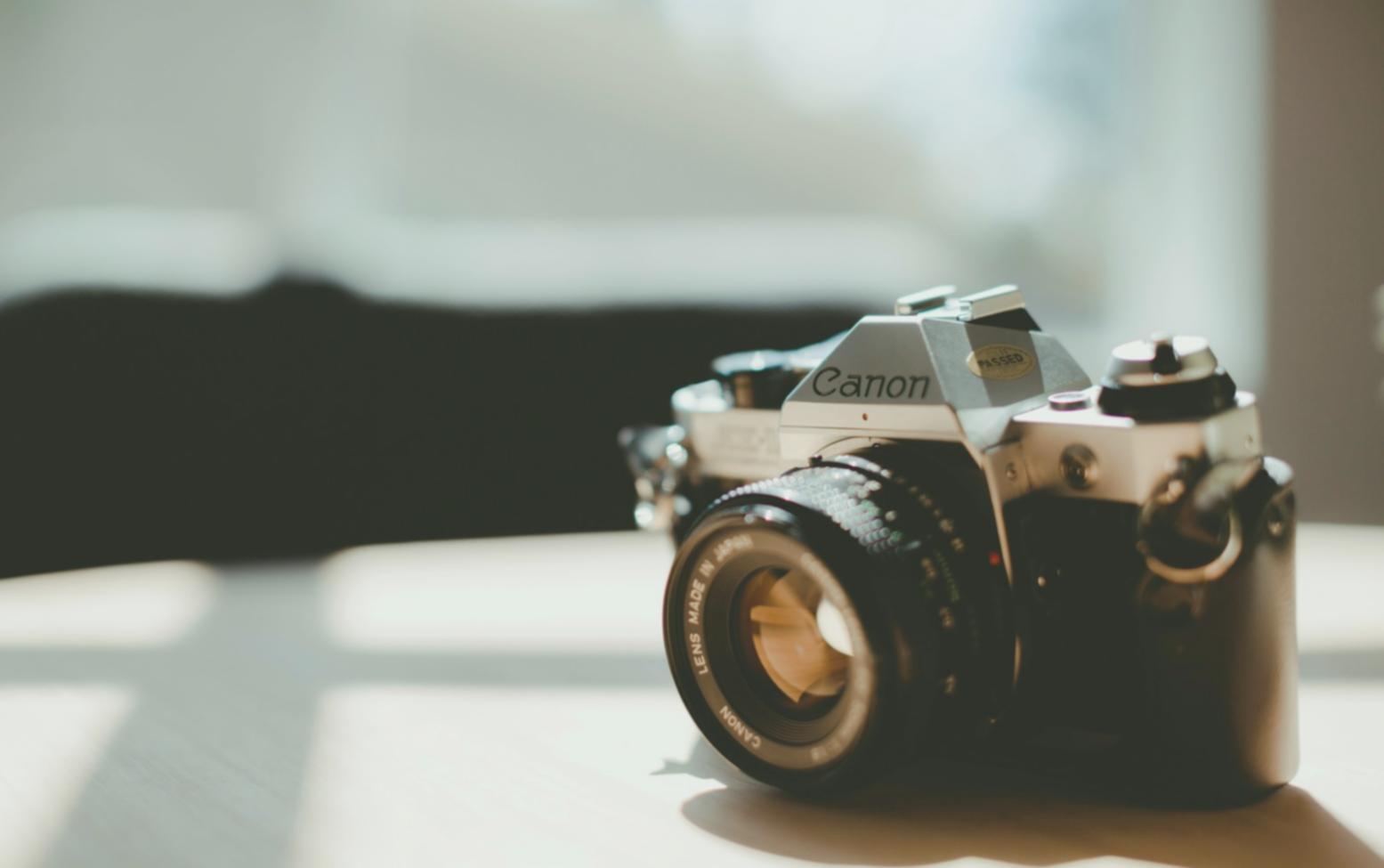 Studenti al lavoro su software di montaggio professionale