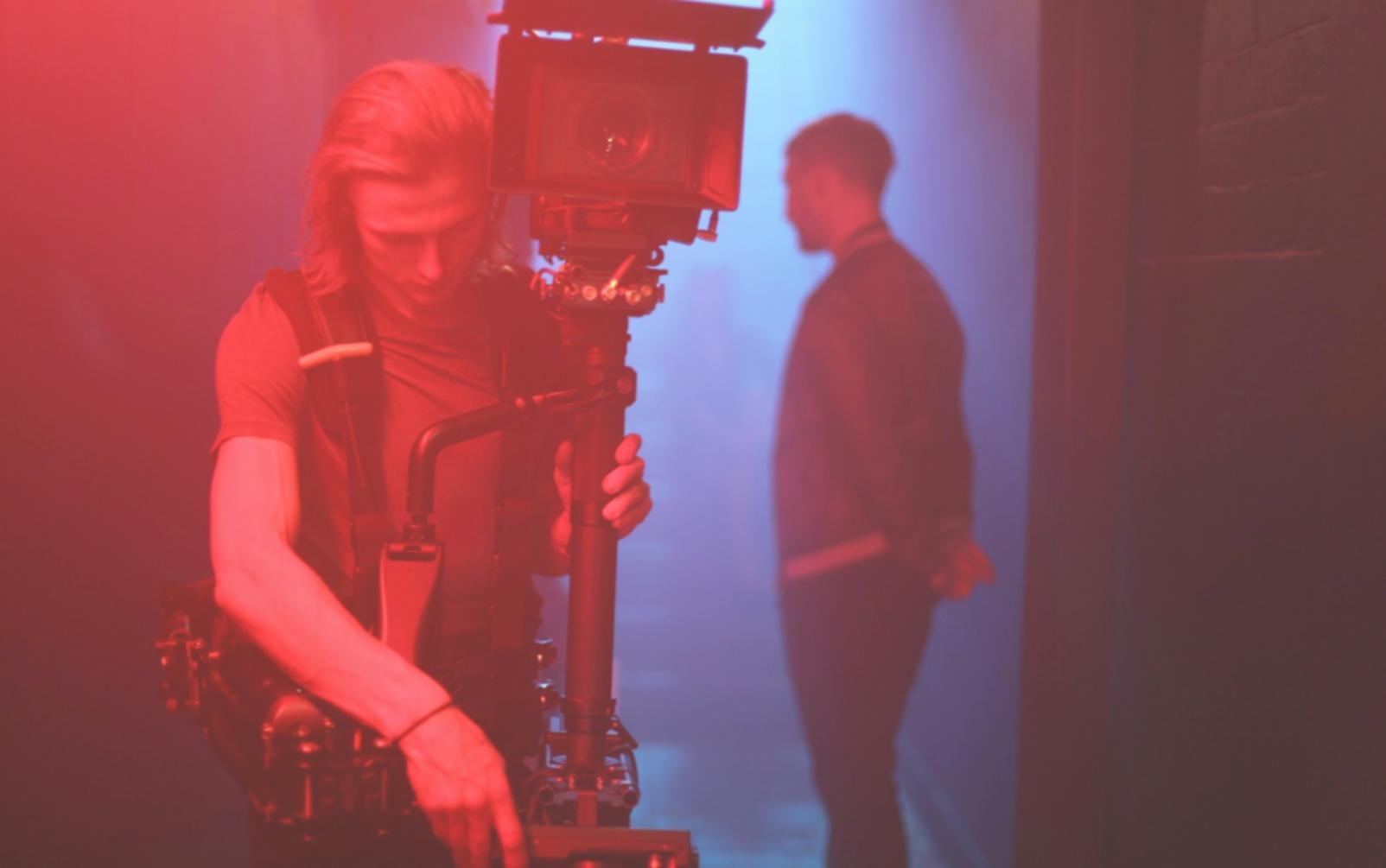 Sala di montaggio professionale con attrezzature di color grading e mixing audio