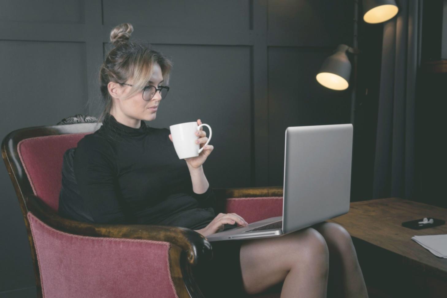 Timeline di editing software che mostra tracce multiple di video e audio in lavorazione