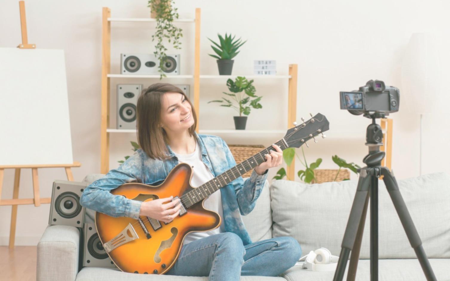 Sessione pratica di montaggio video con istruttore