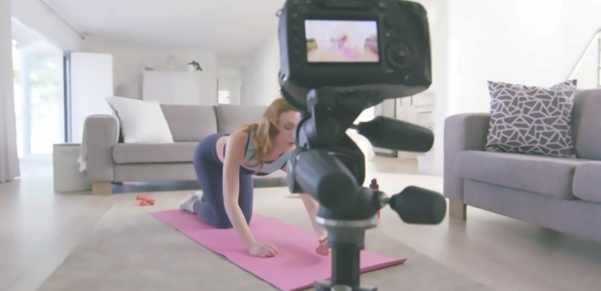 Sala di editing con postazioni di montaggio video professionali