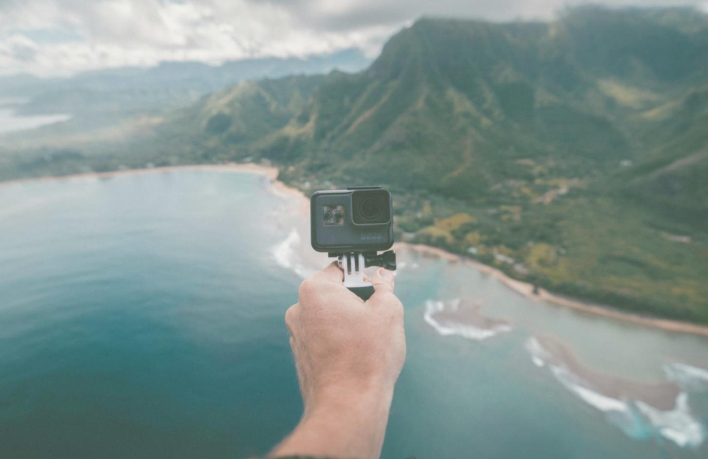 Postazione professionale di montaggio video con schermi multipli e timeline di editing